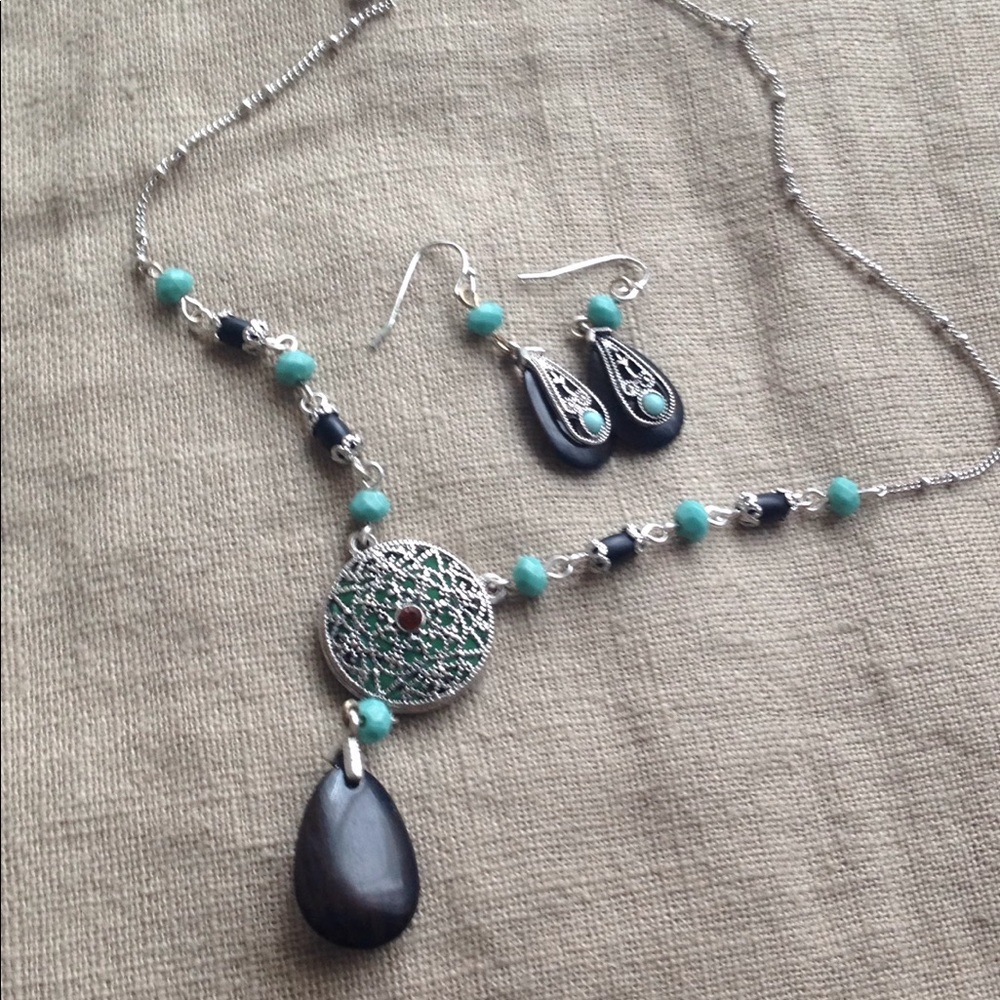 Stunning set necklace and earrrings